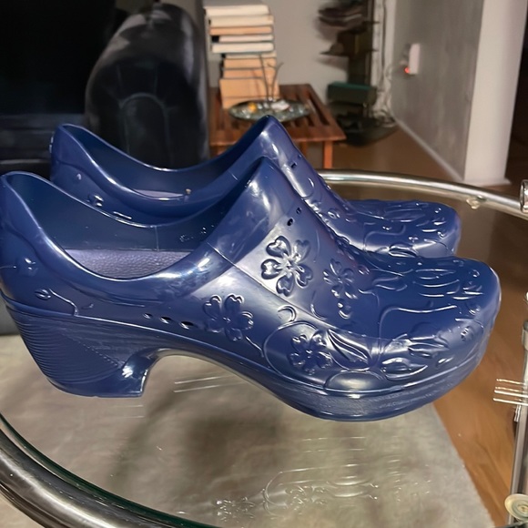 ☔️🌧️Dansko Pixie Blue Floral Molded Waterproof & Slip Resistant - Picture 1 of 8